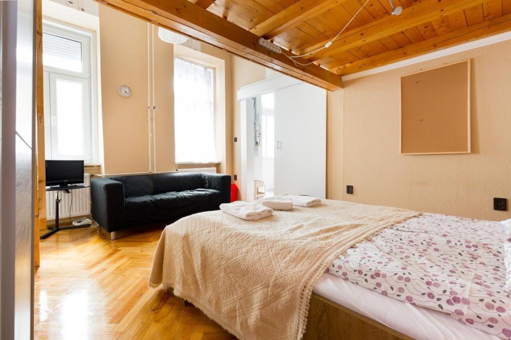 Szentkiralyi 5 - Double Basic In The City Center - Self-Check-In بودابست المظهر الخارجي الصورة